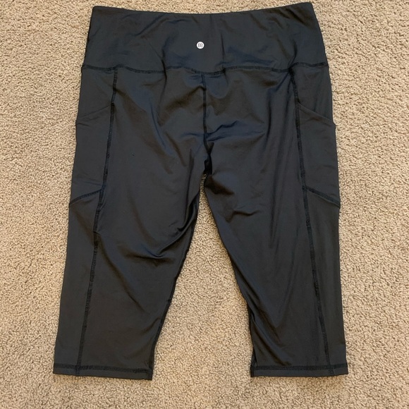 NEW PLUS Black Crop Athletic Leggings - Picture 5 of 11